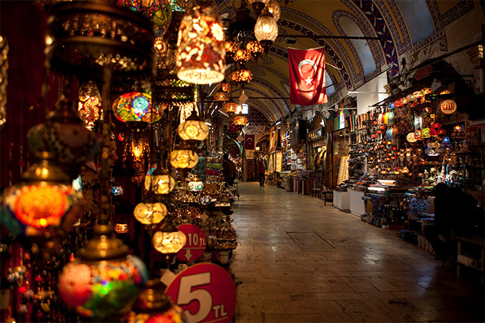 خرید در بازار بزرگ یکی از فعالیت های زمستانی استانبول