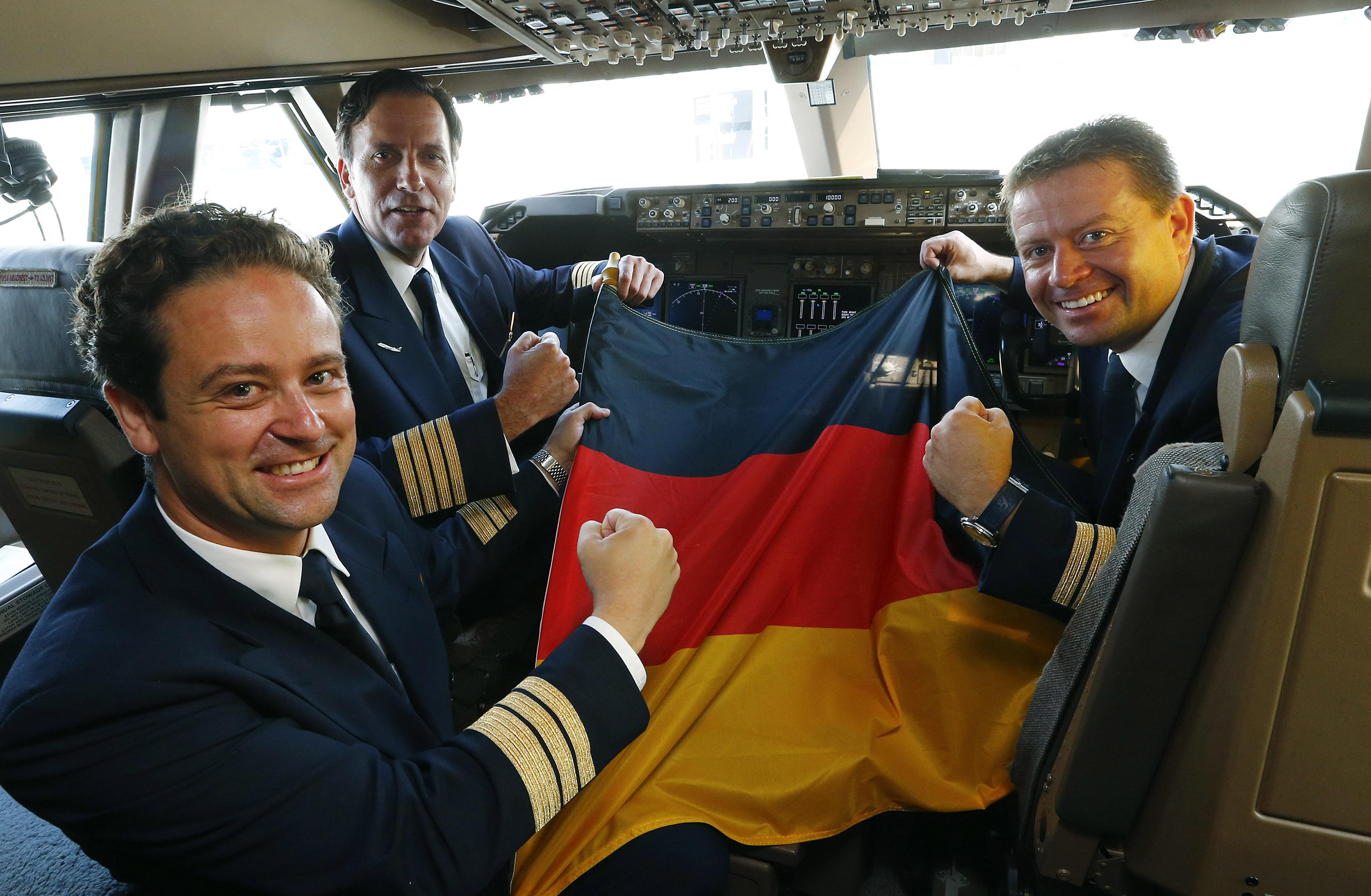 هواپیمای لوفتهانزا حامل بازیکنان تیم ملی آلمان