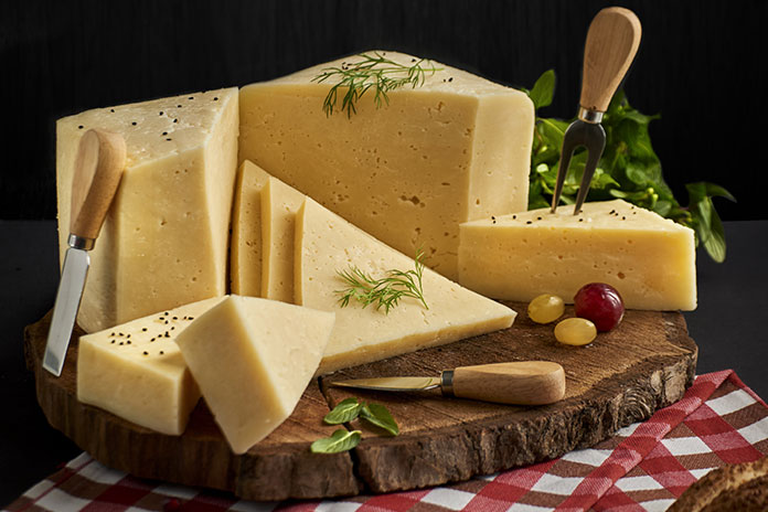 پنیر تولوم از غذاهای محبوب ازمیر