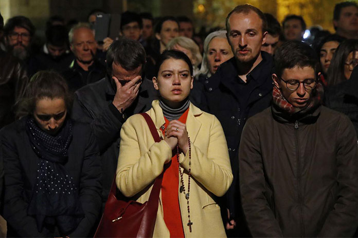 اجتماع مردم در حادثه آتش سوزی کلیسای نوتردام