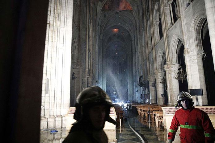 تلاش آتش‌نشانان برای نجات قسمت های داخلی کلیسای نوتردام - آتش سوزی کلیسای نوتردام