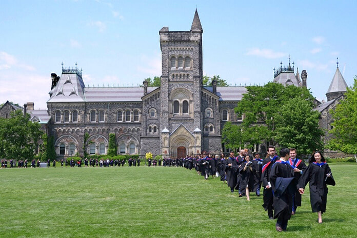 دانشگاه تورنتو یکی از دانشگاه های برتر کشور کانادا در سال ۲۰۲۱