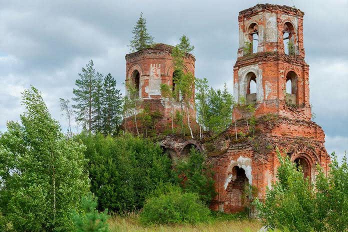 کلیسای متروک روسی، احیا شده توسط طبیعت