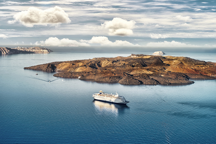 کشتی کروز در جزایر سانتورینی