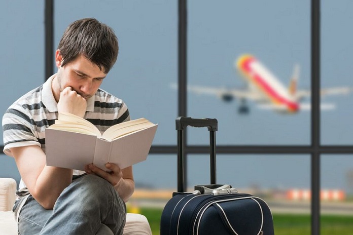 کتاب خواندن در زمان انتظار در فرودگاه