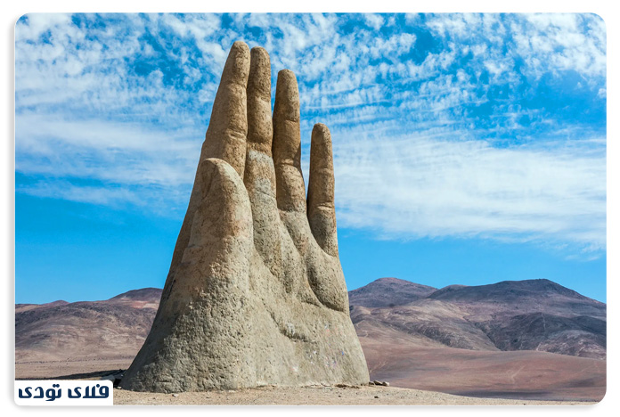 the hand in the desert chile