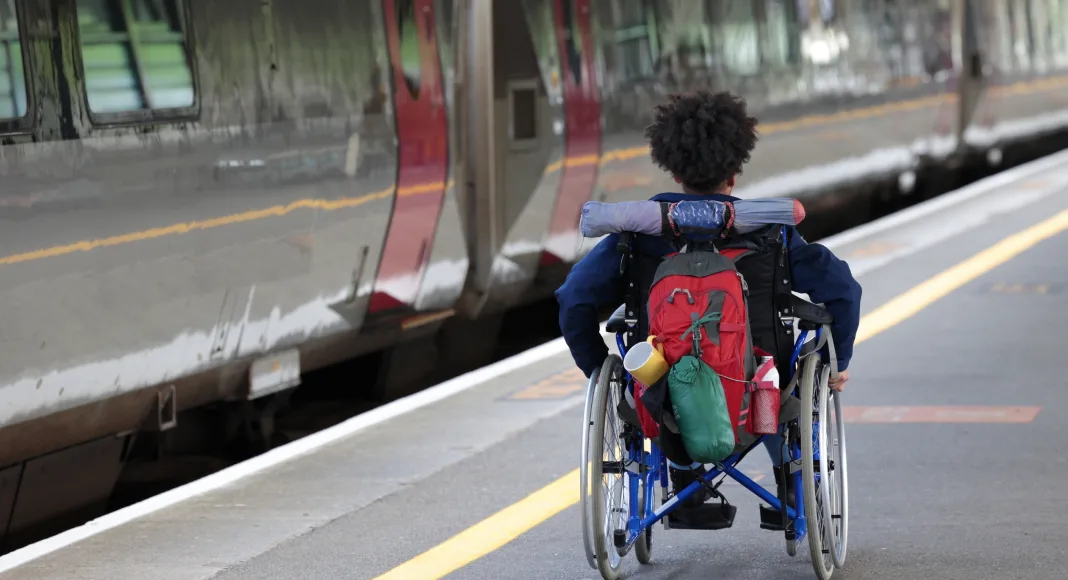 Buying train tickets disabled (2) خرید بلیط قطار برای معلولین | امکانات و معایب قطار
