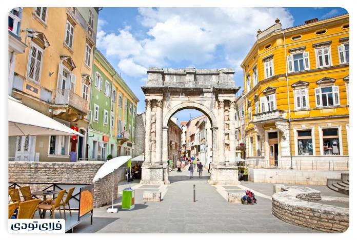 طاق سرگی (Arch of Sergii) یکی از مشهورترین بناهای تاریخی شهر پولا در کرواسی