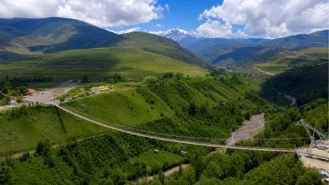 نمایی از پل معلق از جاهای دیدنی سرعین