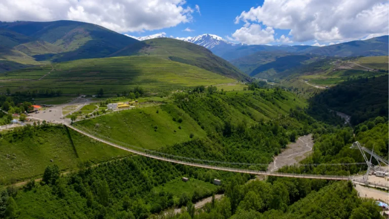 نمایی از پل معلق از جاهای دیدنی سرعین