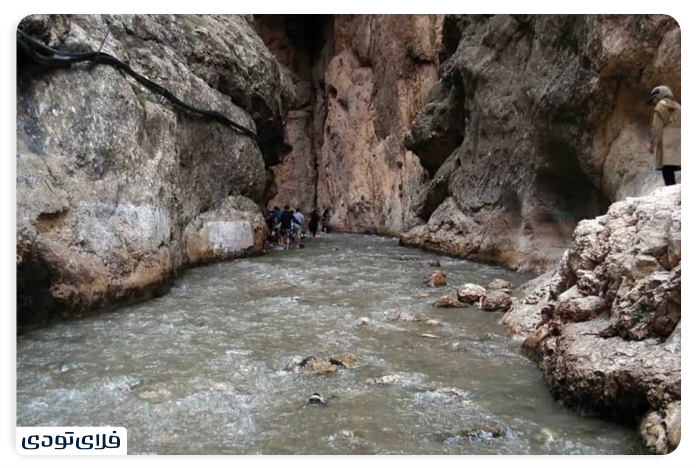 روستای خمده رودخانهها و کوههای اطراف