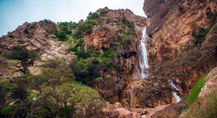 نمای آبشار نوژیان لرستان