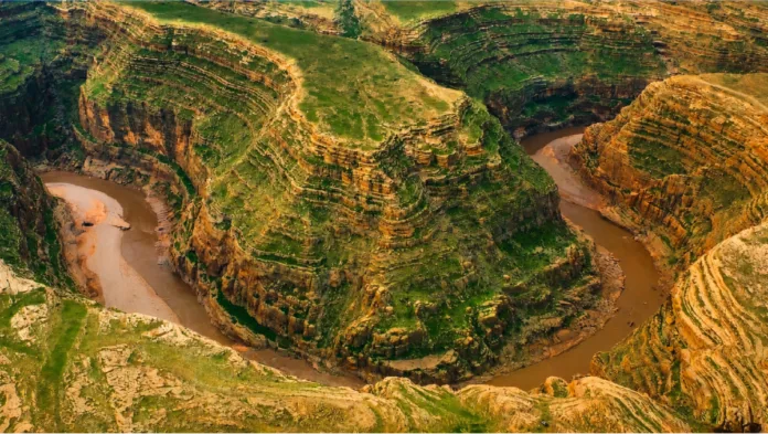 پیچ نعل اسبی دره خزینه لرستان پیچ نعل اسبی دره خزینه لرستان