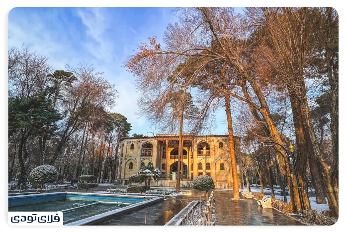 بارش برف زمستانی در عمارت هشت بهشت اصفهان