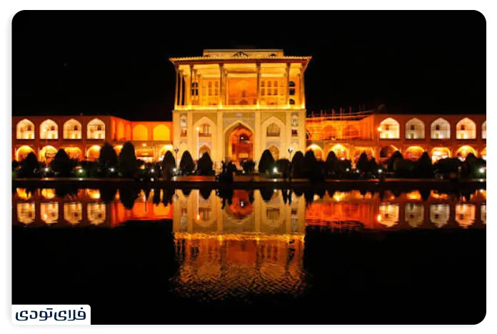 عمارت عالی قاپو در شب