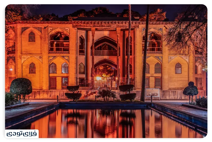 نمای کاخ هشت بهشت اصفهان در شب