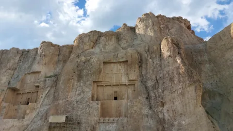 نمای آرامگاه‌های هخامنشی نقش رستم