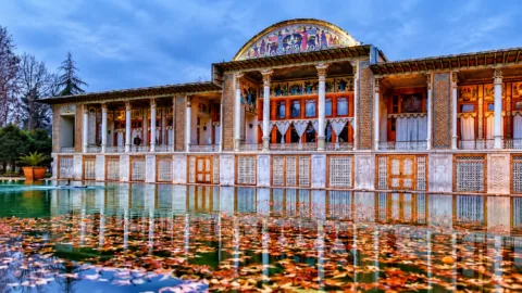 باغ عفیف آباد از جاهای دیدنی شیراز در پاییز