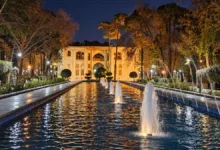 نمای بیرونی کاخ هشت بهشت اصفهان در میان درختان
